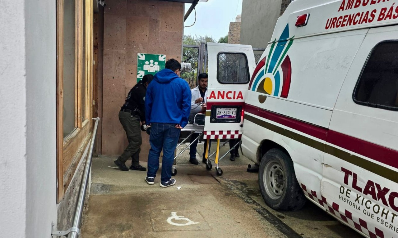Protección Civil de la capital atiende a trabajador municipal lesionado en maniobras de compactador